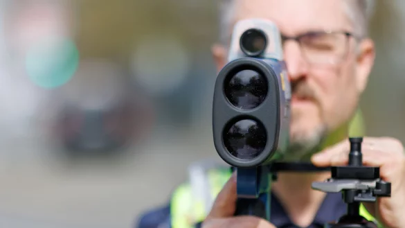 Ein Polizist mit einem Lasermessger&auml;t. (Archivfoto) - &copy; Daniel Karmann/dpa