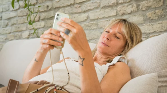 Eine neue Betrugsmasche lockt mit SMS-Links zum Anbieterwechsel. - © Christin Klose/dpa-tmn