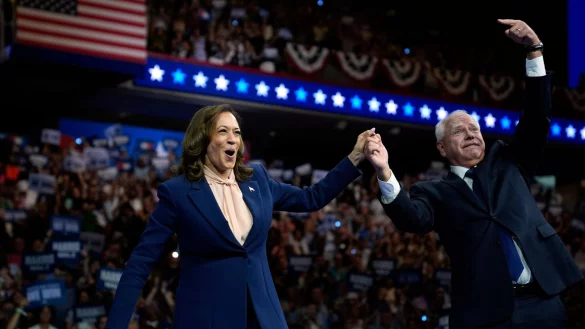 Harris stellte in Philadelphia ihren neuen Vize Walz vor. - &copy; Matt Rourke/AP/dpa