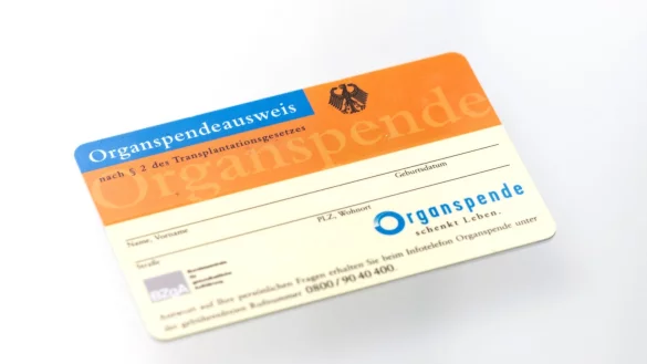 Ein Organspendeausweis. Im Laufe des Jahres soll ein Organspende-Register online gehen, in dem man seine Entscheidung hinterlegen kann. - © Hannes P. Albert/dpa