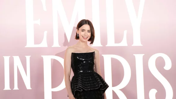 Die britische Schauspielerin Lily Collins . - © Jordan Strauss/Invision/AP