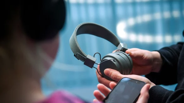 Kein Kabel mehr n&ouml;tig: Mit zwei Bluetooth-Kopfh&ouml;rern kann man gemeinsam Musik h&ouml;ren. - &copy; Zacharie Scheurer/dpa-tmn/dpa