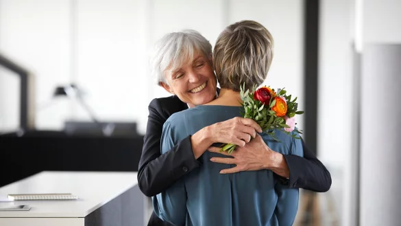 &laquo;Daaaaanke&raquo;: Mit einer herzlichen Umarmung bedankt sich eine Frau f&uuml;r ein Geschenk. - &copy; Rainer Berg/Westend61/dpa-tmn
