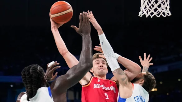 Deutschlands Basketballer um NBA-Star Franz Wagner (Mitte) sind nicht zu stoppen. - &copy; Mark J. Terrill/AP