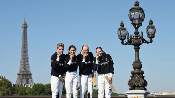 Happy End in einem wilden Spektakel: Deutsche Triathleten jubeln &uuml;ber Gold. - &copy; Marijan Murat/dpa