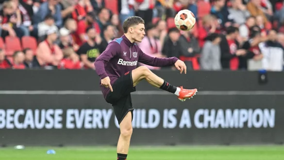 Leverkusens Florian Wirtz beim Aufw&auml;rmen vor dem Spiel. - &copy; Bernd Thissen/dpa