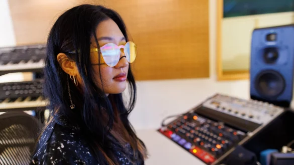 Musikerin Rania Kim zwischen Displays, Anlagen und Instrumenten in einem Studio in Berlin. - &copy; Carsten Koall/dpa
