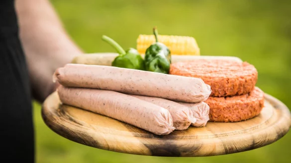 Ob die veganen Grillw&uuml;rstchen f&uuml;rs BBQ tauglich sind, wollte die Zeitschrift &laquo;&Ouml;ko-Test&raquo; wissen und unterzog 19 Produkte einem Labor- und Geschmackstest. - &copy; Christin Klose/dpa-tmn/dpa