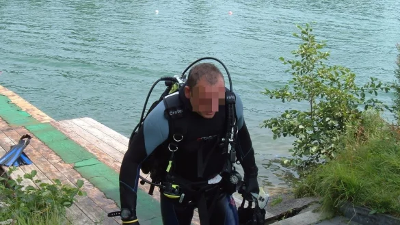 Zeugnis der Vergangenheit: Dieses Foto zeigt Andreas V. in einem Taucheranzug. - &copy; Jochen Roth