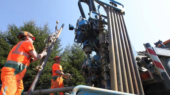 Ein Bohrkern wird entnommen: Daniel D&auml;mgen und Thomas Kopka entnehmen die Proben aus dem Rohr. - &copy; Vera Gerstendorf-Welle
