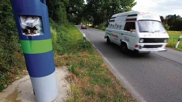 Aktivisten haben in Kalletal an einer der blauen Metalls&auml;ulen Feuer gelegt und ein Bekennerschreiben ver&ouml;ffentlicht. Jetzt ermittelt der Staatsschutz. - &copy; Ulf Hanke