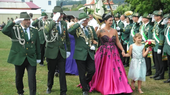 Das K&ouml;nigspaar nebst Thron: Michael Gebel (Dritter von links), K&ouml;nig der Sch&uuml;tzenvereinigung Humfeld, nimmt gemeinsam mit seiner K&ouml;nigin Isabell Heil auf dem Sportplatz die Parade ab. - &copy; Nicole Ellerbrake