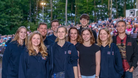Die Waldb&uuml;hnen-Crew von links nach rechts: Sophie Focke, Madlin Papke, Matthis Bonifacius, Sebastian Cramer, Julia Beckmann, Stefanie H&uuml;tte, Ren&eacute; Gr&ouml;ne, Kaja Bonifacius, Janine Schneider und Benedikt Dre&szlig;ler. - &copy; Friedrich-Wilhelm Gol&uuml;ke