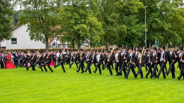 Im Stechschritt: Der traditionelle Parademarsch auf dem Sportplatz vorbei an der K&ouml;nigsgesellschaft und den Ehreng&auml;sten ist ein gro&szlig;er Spa&szlig; f&uuml;r alle Beteiligten und die Zuschauer. - &copy; Achim Krause