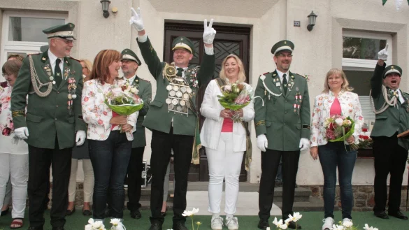 Es strahlt und gr&uuml;&szlig;t der neue B&ouml;singfelder Sch&uuml;tzenthron: (von links) Ralf Klemme (Thronoffizier), Cornelia Dreier (Hofdame), das K&ouml;nigspaar Burkhard I. Dreier und Kathrin I. Klemme, Bj&ouml;rn Semper (Adjudant) und Natascha Semper (Hofdame). - &copy; Sylvia Frevert