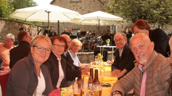 Gute Laune: Rund 250 G&auml;ste genie&szlig;en das Musikevent auf der Burg Sternberg. - &copy; Sylvia Frevert