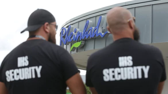 Beobachter der Szenerie: Zwei M&auml;nner des Sicherheitsdienstes IHS Security stehen vor dem Eingang des Rheinbades.
 - &copy; picture alliance/dpa