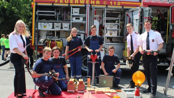 Zeigen, was sie leisten: Mitglieder der Jugendfeuerwehr Detmold-S&uuml;d erkl&auml;ren den Besuchern des Festes in Berlebeck die Arbeit der Feuerwehr. - &copy; Joline Heller