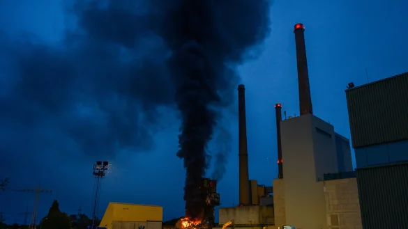 Feuer an ehemaligem Kraftwerk in Porta Westfalica-Veltheim. - &copy; Christophe Gateau/dpa