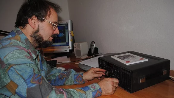 Daniel Stadermann sitzt zuhause in M&uuml;nster-Handorf an seinem Empf&auml;nger. - &copy; FOTO: MICHAEL FUST