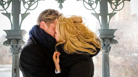 Das Model Jana Flötotto gibt dem Ex-Arminen Oliver Kirch in der Orangerie von Schloß Rheda das Ja-Wort vor einem Geistlichen. - © FOTO: PRIVAT