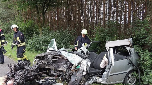 Der Autofahrer konnte aus dem Wrack nur noch tot geboren werden. - © GUITANO DARHOVEN