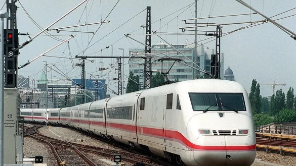 Baugleiche Z&uuml;ge pendeln zwischen Berlin und dem Rheinland durch Bielefeld. - &copy; SYMBOLFOTO: DPA