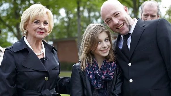 Liz Mohn, Pr&auml;sidentin der Stiftung Deutsche Schlaganfall-Hilfe, S&auml;nger "Der Graf" von Unheilig und Kinderbotschafterin Jule K&ouml;hler, die selbst in fr&uuml;her Kindheit einen Schlaganfall erlitten hatte. - &copy; FOTO: BERTELSMANN AG