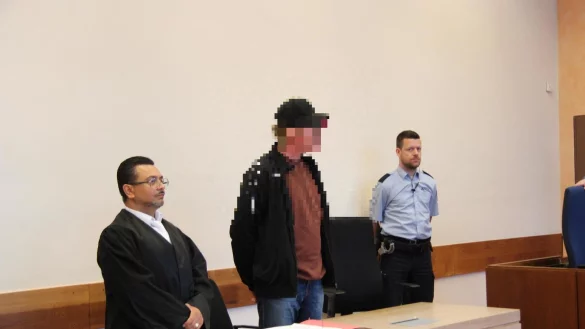 Der 39-J&auml;hrige Angeklagte (Mitte) mit seinem Verteidiger Remzi Yalcin (links). - &copy; Nadine Uphoff