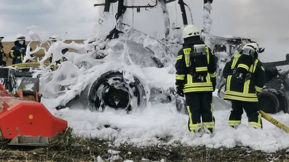 Ein Traktor brannte auf einem Feld nahe Alverdissen v&ouml;llig aus. - &copy; Sylvia Frevert