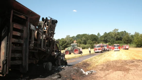 Der ausgebrannte M&auml;hdrescher. - &copy; Sylvia Frevert