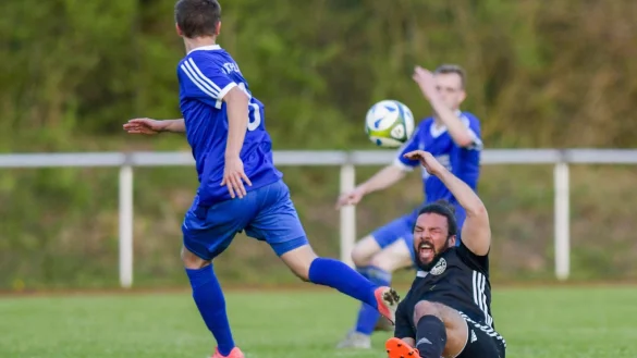 Schmerzhaft: Der Blomberger Timur Uzunlar wird vom Attelner Timo Becker (links) abgekocht. - &copy; Egon Penner