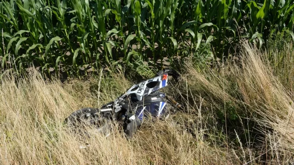 Das Motorrad des Mannes schleuderte in den Graben. Der Fahrer wurde schwer verletzt. - &copy; Andreas Eickhoff