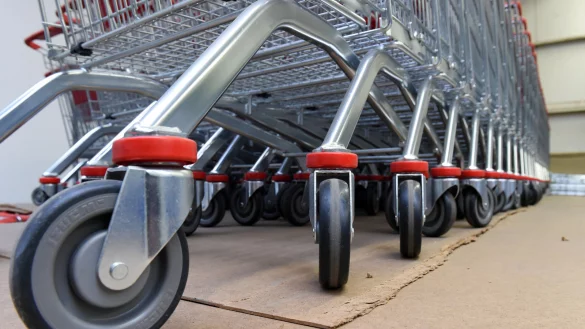 Aufgereihte Einkaufswagen - &copy; FOTO: DPA