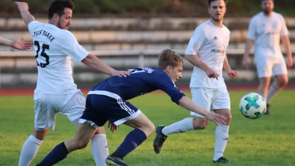 Gest&uuml;rzt: Der Leopoldsh&ouml;her Till Niklas Rogalski im Duell mit dem Braker Necati Kezer (links). - &copy; Kai Hahn