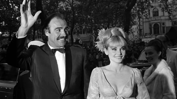 James-Bond-Star Sean Connery mit seiner damaligen Frau Diane Cilento bei der Ankunft zur Weltpremiere seines Films &laquo;Man lebt nur zweimal&raquo; in London. - &copy; Pa/PA Wire/dpa