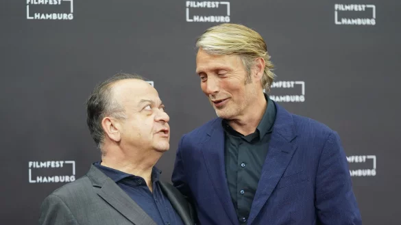 Mads Mikkelsen (r) und Festivalleiter Albert Wiederspiel auf dem roten Teppich. - &copy; Marcus Brandt/dpa