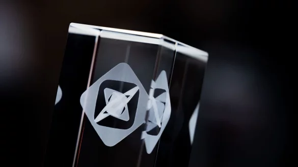 Blick auf einen Award bei der Verleihung des Grimme Online Award 2021. - © Rolf Vennenbernd/dpa/Archiv