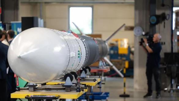 Eine Höhenforschungsrakete steht in einer Halle eines Raketen-Start Ups. - © Marijan Murat/dpa