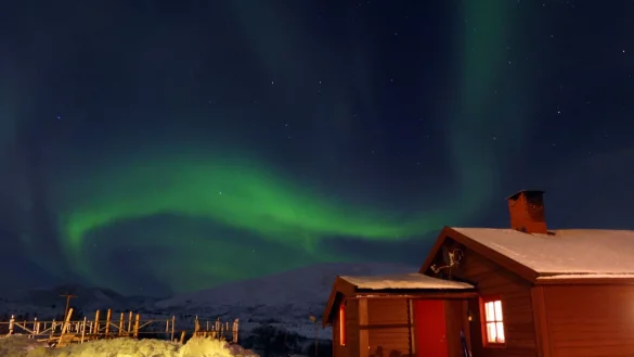 Aurora Borealis &uuml;ber Troms&ouml;: Die skandinavischen L&auml;nder sind daf&uuml;r bekannt, dass hier besonders h&auml;ufig Nordlichter zu sehen sind. - &copy; Andrea Warnecke/dpa-tmn