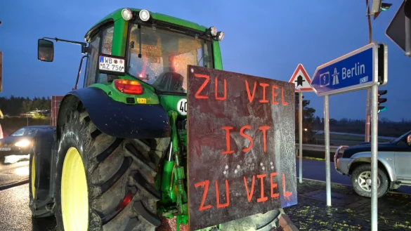 Traktoren von Bauern aus der Umgebung von Wittenberg blockieren die Zufahrt zur A9 bei Coswig. - &copy; Heiko Rebsch/dpa