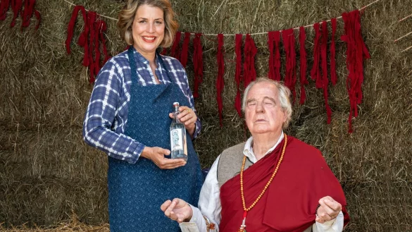 Die Pensionswirtin Sophie (Elena Uhlig) und ihr Stallbewohner Barthl (Friedrich von Thun) leben gemeinsam auf einem Hof in Bayern. - &copy; Marc Reimann/ARD Degeto/dpa