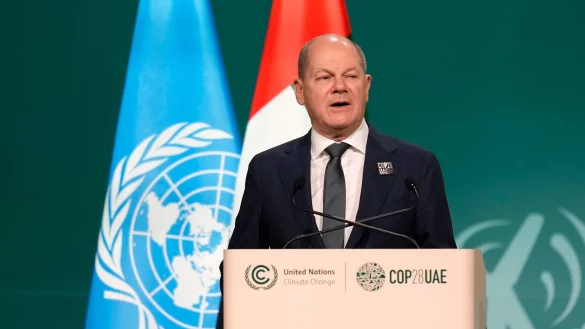 Der Klimawandel bleibe &laquo;die gro&szlig;e, weltumspannende Herausforderung unserer Zeit&raquo;, betonte Bundeskanzler Olaf Scholz auf der Weltklimakonferenz der Vereinten Nationen (COP28). - &copy; Rafiq Maqbool/AP/dpa