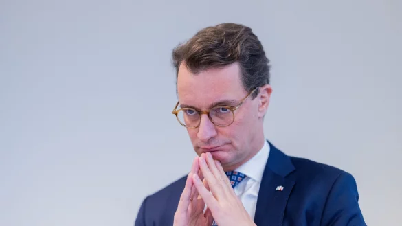 Hendrik W&uuml;st (CDU), Ministerpr&auml;sident von Nordrhein-Westfalen, spricht w&auml;hrend eines Interviews im Landesb&uuml;ro der dpa. - &copy; Rolf Vennenbernd/dpa