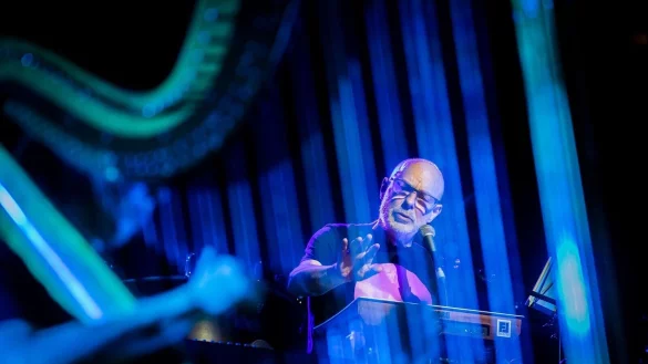 Brian Eno tritt mit dem Baltic Sea Philharmonic Orchester unter Dirigent Kristjan J&auml;rvi in der Berliner Philharmonie auf. - &copy; Christoph Soeder/dpa