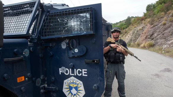 Ein Polizist aus dem Kosovo sichert das Gel&auml;nde nach den schweren K&auml;mpfen zwischen serbischen Paramilit&auml;rs und kosovarischen Polizisten. - &copy; Visar Kryeziu/AP/dpa