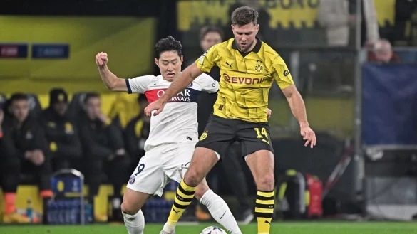 Paris\' St&uuml;rmer Kang-In Lee (l) und Dortmunds St&uuml;rmer Niclas F&uuml;llkrug in Aktion. - &copy; Bernd Thissen/dpa