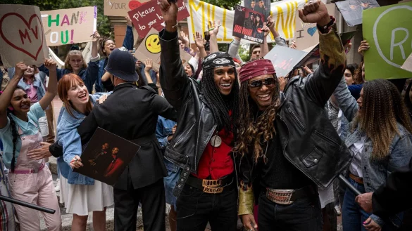 Tijan Nije (l) als Robert Pilatus und Elan Ben Ali (r) als Fabrice Morvan in einer Szene des Films "Girl You Know It's True". - &copy; Joe Alblas/Leonine /dpa