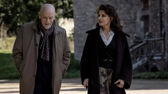 John Malkovich als Andrew Blake und Fanny Ardant als Nathalie Beauvillier in einer Szene des Films "Monsieur Blake zu Diensten". - &copy; -/MFA/dpa