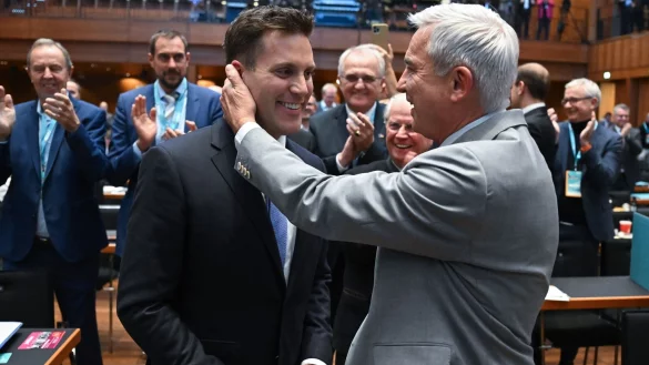 Der Alte und der Neue: Thomas Strobl (r) und sein Nachfolger an der Spitze des CDU-Landesverbands, Manuel Hagel. - &copy; Bernd Wei&szlig;brod/dpa